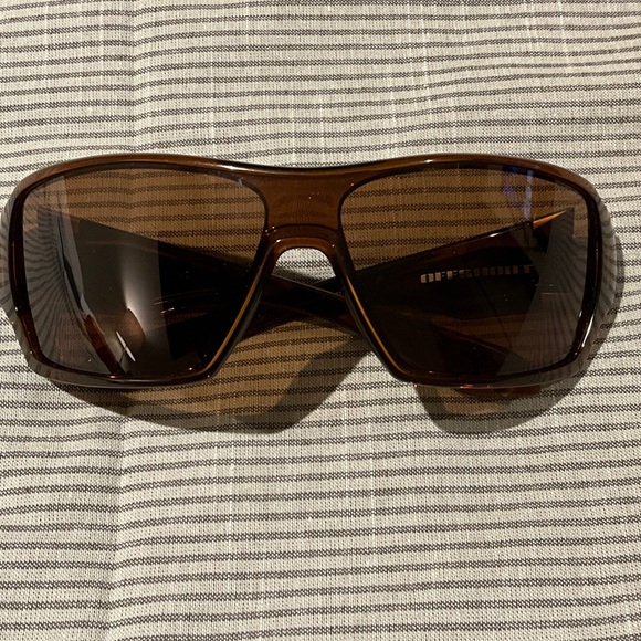 Oakley OffshootDark Amber Frame Bronze Polarized Lens Gold Icon Sunglasses RARE - Picture 1 of 11